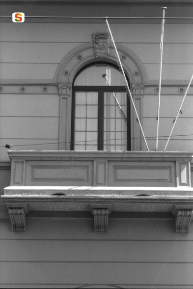 motivo decorativo a rosette// stemma (mostra di porta finestra) (sec. XX)