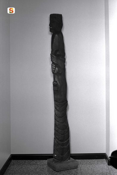 figura antropomorfa (scultura) di Angioni Tore (sec. XX)