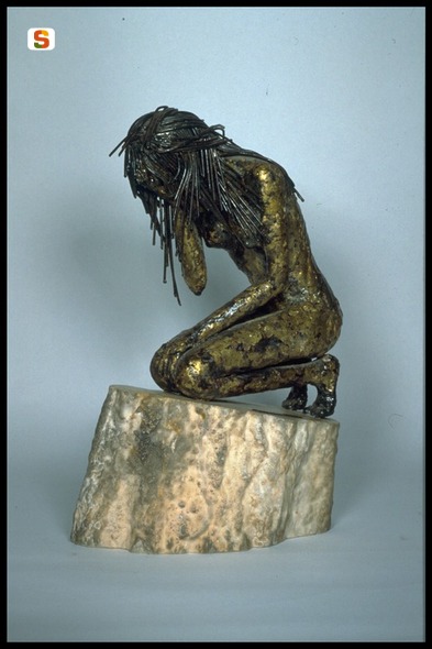 Pentimento, figura femminile inginocchiata (scultura) di Casu Antonio (sec. XX)