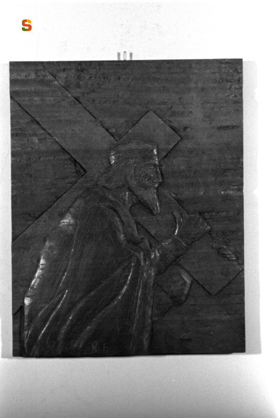 Cristo, Cristo portacroce (formella) di Farina Salvatore (sec. XX)