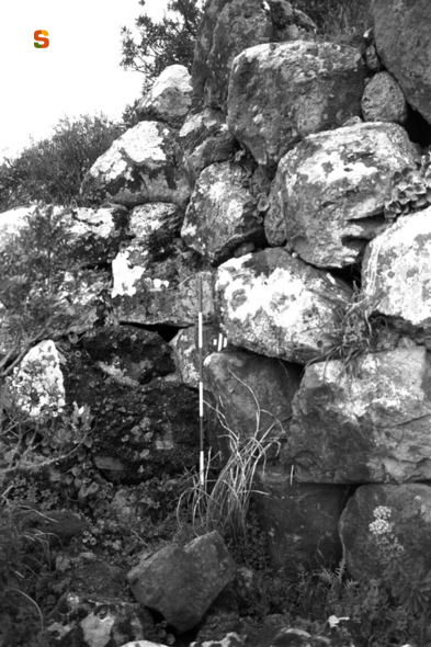 Nuraghe Sessini (nuraghe a tholos) - Perdaxius// Villaperuccio (CI// CI)  (secc. XV-X a.C.)