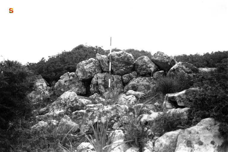 Nuraghe Su Nuraxeddu de Piras Nicolò (nuraghe a tholos) - Villaperuccio (CI)  (secc. XV-X a.C.)