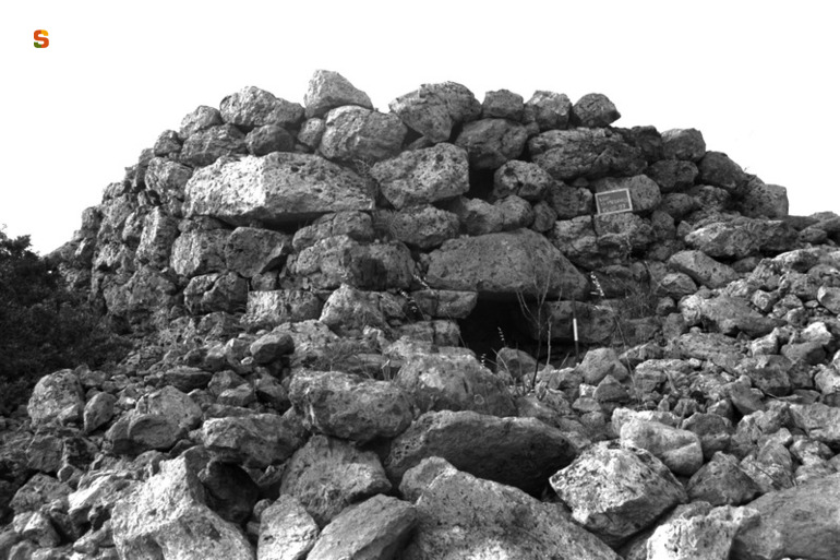 Nuraghe Is Messaius (nuraghe) - Nuxis (CI)  (secc. XVI-X a.C.)