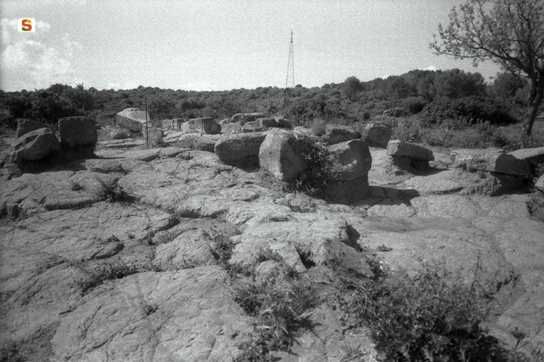 Tomba II di Monte Ollastu (tomba di giganti) - Villamassargia (CI)  (secc. XVI-X a.C.)