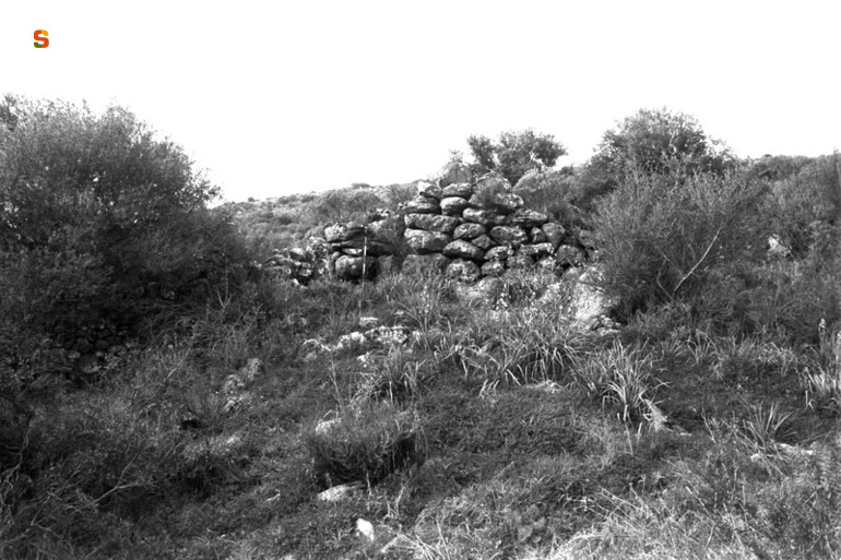 Is Mocci VI10 (struttura di fortificazione) - Villaperuccio (CI)  (secc. XV-X a.C.)