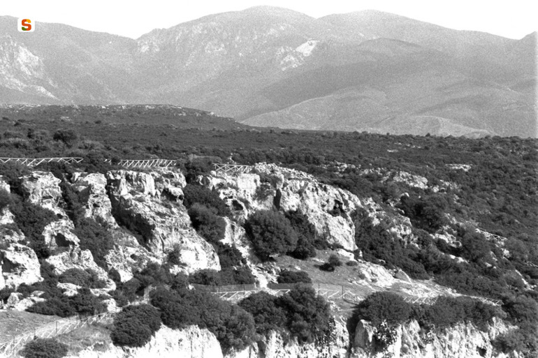 Conca de s'Ominis VI11 (struttura di fortificazione) - Villaperuccio (CI)  (secc. XV-X a.C.)