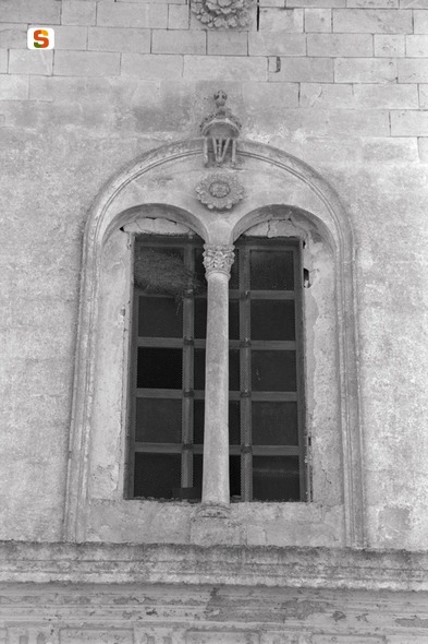 motivo decorativo a rosette// corona// croce (bifora) (sec. XVII)