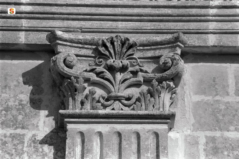 motivi decorativi a volute vegetali (capitello) (sec. XIX)