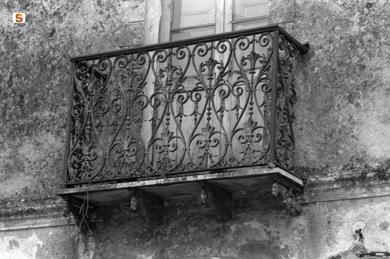 motivi decorativi vegetali (balcone) (sec. XX)