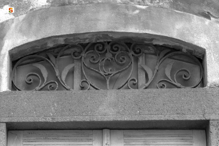 motivi decorativi a volute (sovrapporta) (secc. XIX - XX)