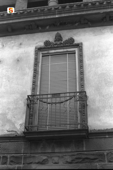 testa femminile// motivi decorativi vegetali// motivi decorativi floreali (mostra di porta finestra) (sec. XX)