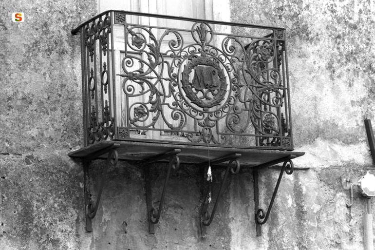 motivi decorativi a volute (balcone) (sec. XX)