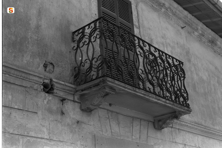 motivi decorativi a volute e vegetali (balcone) (sec. XIX)