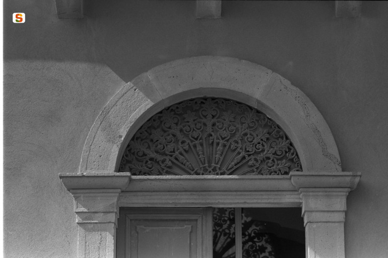 motivi decorativi a volute e vegetali (sovrapporta) (sec. XIX)