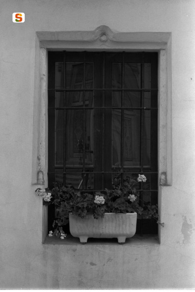 motivo decorativo floreale (mostra di finestra) (sec. XVII)