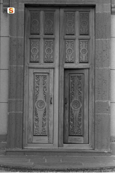 motivi decorativi floreali// motivi decorativi a girali vegetali (portone) (sec. XX)
