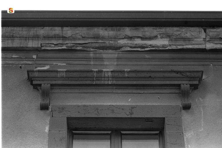 soggetto assente (architrave di finestra) (sec. XX)