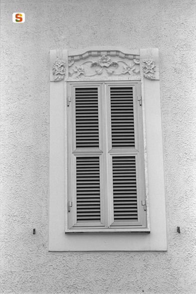 motivi decorativi floreali// motivo decorativo con nastri (mostra di finestra) (sec. XX)