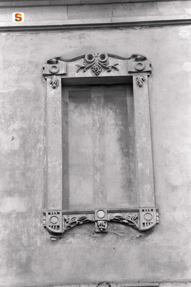 motivi decorativi vegetali// motivi decorativi floreali// motivi decorativi geometrici (mostra di finestra) (sec. XX)