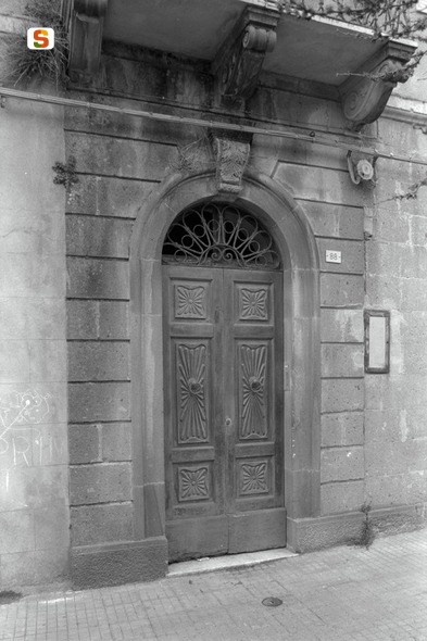 motivi decorativi a volute vegetali (portale) (secc. XIX - XX)
