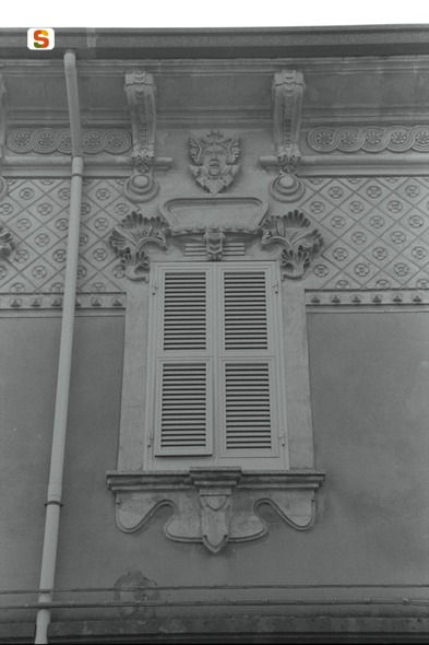 motivo decorativo a ventaglio// mascherone (mostra di finestra) (sec. XX)