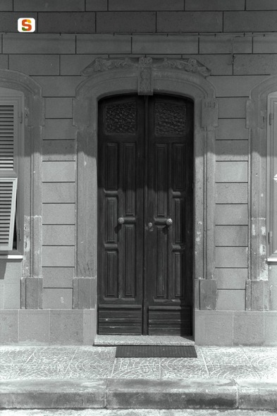 motivi decorativi vegetali (portale) (sec. XX)