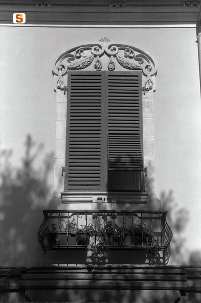 motivi decorativi a volute// festoni (mostra di finestra) (sec. XX)
