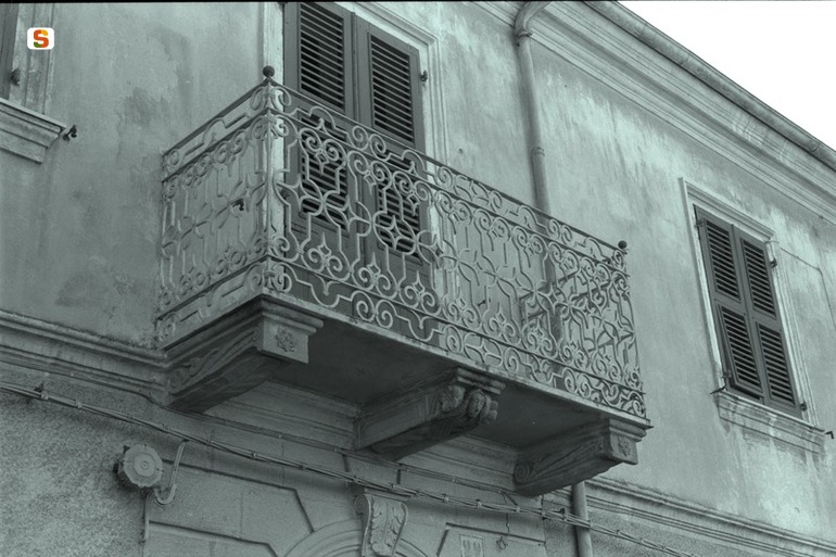 motivi decorativi vegetali// cariatide (balcone) (sec. XIX)