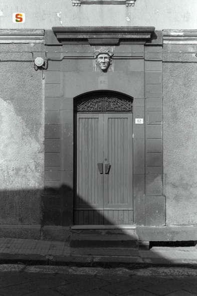 mascherone (portale) (sec. XX)