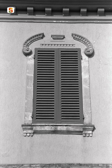 motivo decorativo a volute (mostra di finestra) (sec. XX)