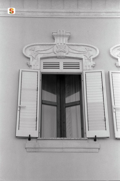 motivo decorativo a rosette// motivo decorativo con nastri (mostra di finestra) (sec. XX)