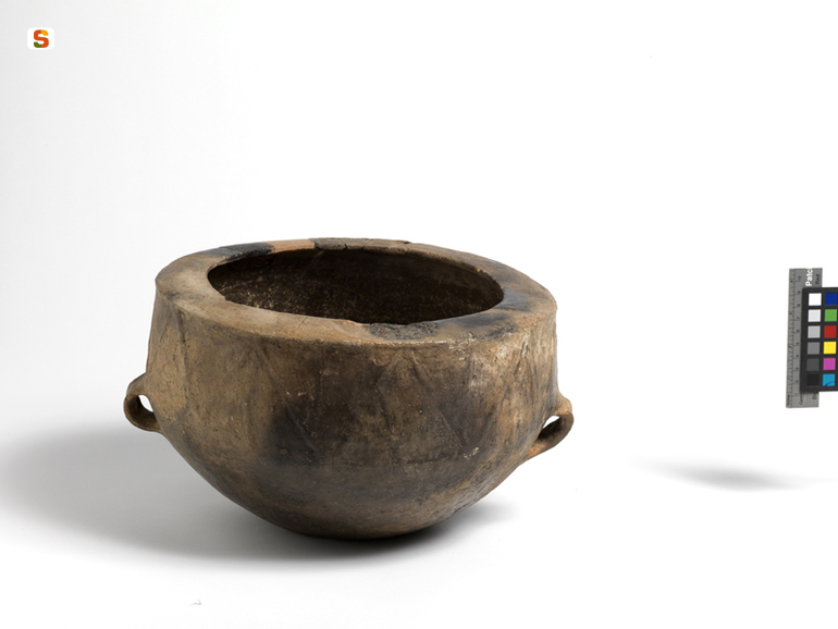 olla biconica a tesa interna - cultura nuragica (secc. XV-XIV a.C.)