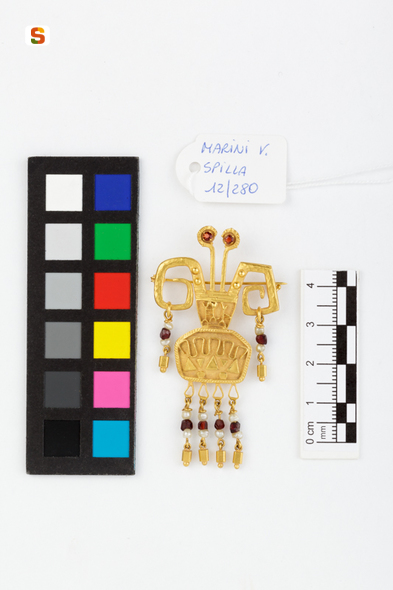 figura antropomorfa (spilla) di Manca Mauro// Marini Vincenzo (sec. XX)
