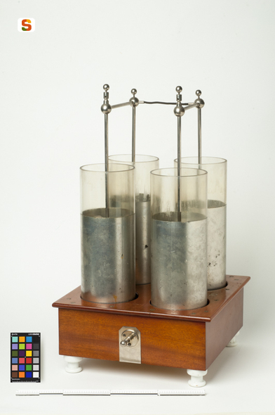 batteria di condensatori, a bottiglie di Leyda (sec. XX)