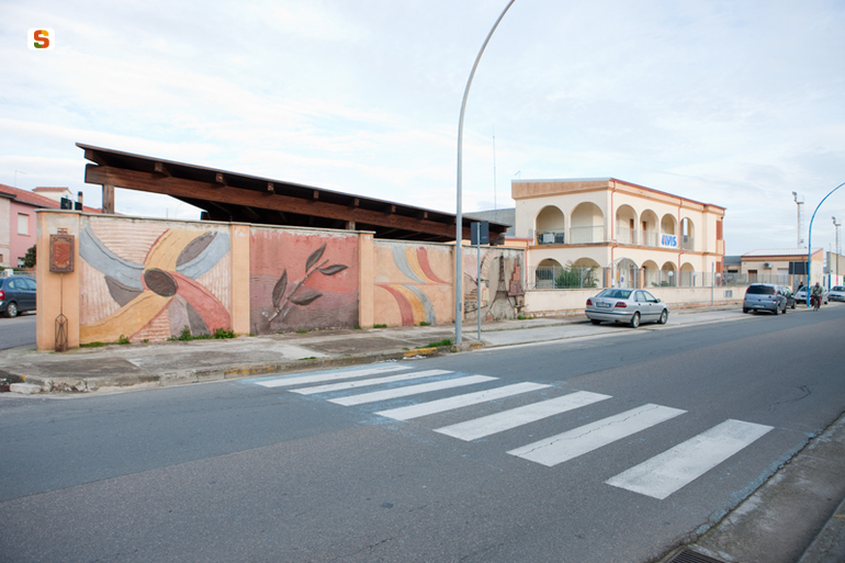 motivi decorativi vegetali// veduta di città (murale) di Lai Gianfranco (sec. XX)