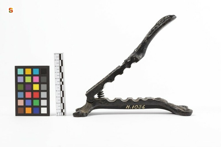 schiacciatappi, multiplo (sec. XX)