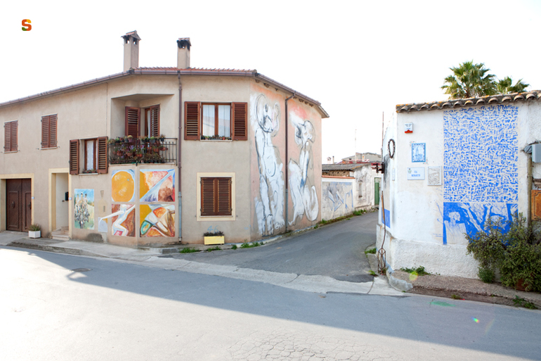 figura femminile e maschile seduta (murale) di Marchese Massimiliano (sec. XXI)