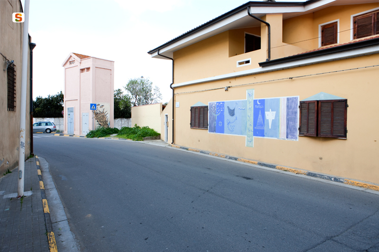 Frammenti di antiche culture, figure maschili stilizzate// corna taurine e idolo// pavoncelle e pintadere// sole e luna (murale) di Medda Ferdinando// Ermini Pietrino (sec. XX)