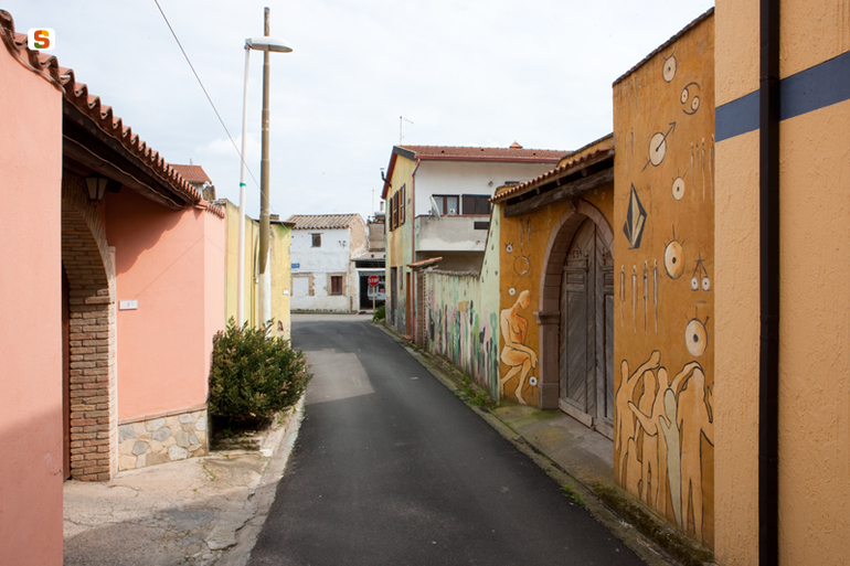 Esseri che proteggono la casa di Aldo e Patrizia, figure femminili e maschili (murale) di Guil Walls Eva Maria detta Guil Eva (sec. XXI)