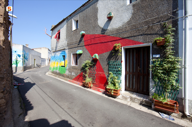 soggetto assente// paesaggio con alberi e motivi vegetali (murale) di Stréle Sandra (sec. XXI)