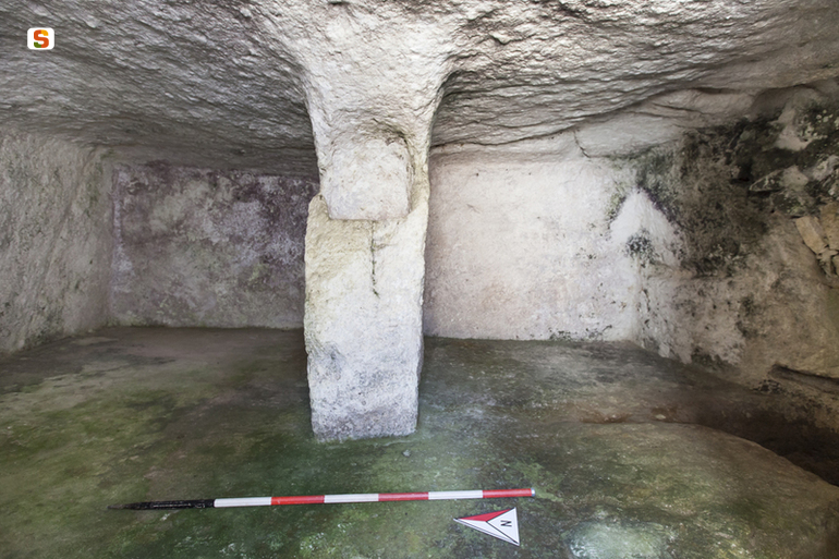 Tomba a camera Villaggio ipogeo (tomba a camera) - Sant'Antioco (CI)  (secc. V-III a.C.)