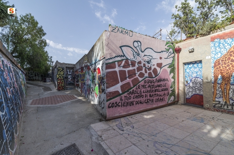 giraffa (murale) di Bof//  (sec. XXI)