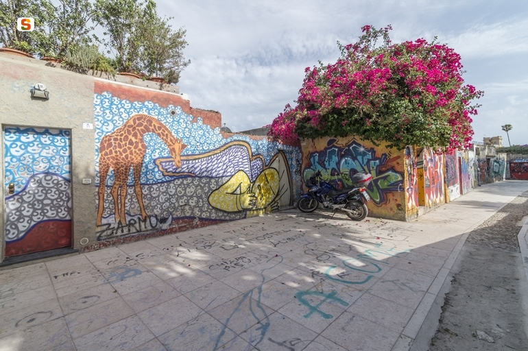 giraffa e angelo (murale) di Bof//  (sec. XXI)