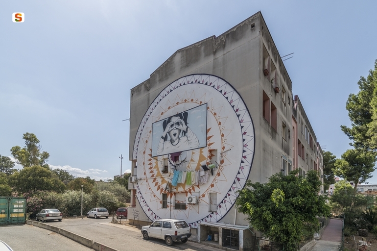 Guardare oltre, figura femminile, elementi geometrici (murale) di Medda Davide// Kofa (sec. XXI)