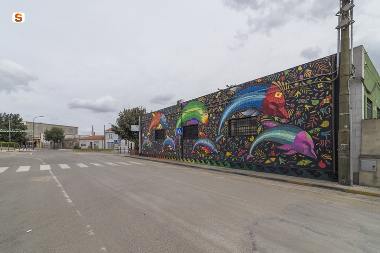 composizione con delfini ed elementi decorativi (murale) di Spaik (sec. XXI)