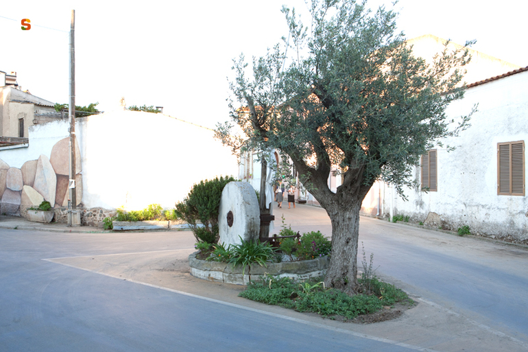mola olearia rotatoria (installazione ambientale) di Sciola Pinuccio (sec. XX)
