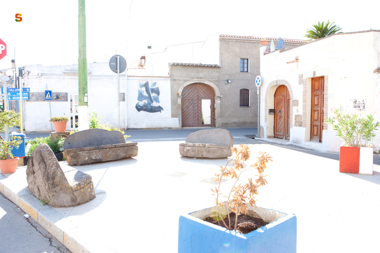 divani (installazione ambientale) di Sciola Pinuccio (sec. XX)