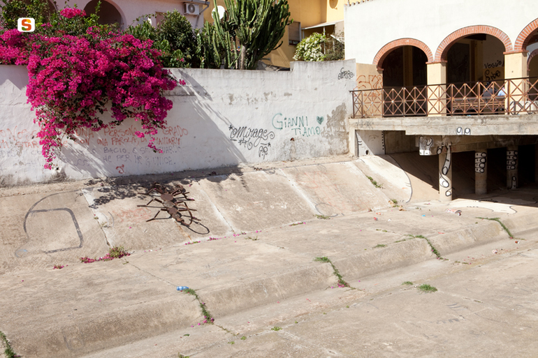 scorpione (installazione ambientale) di Renda Sebastiano (sec. XXI)