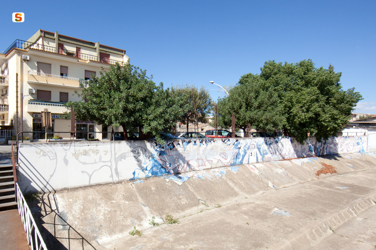 soggetto assente (installazione ambientale) di Sciola Pinuccio (sec. XXI)