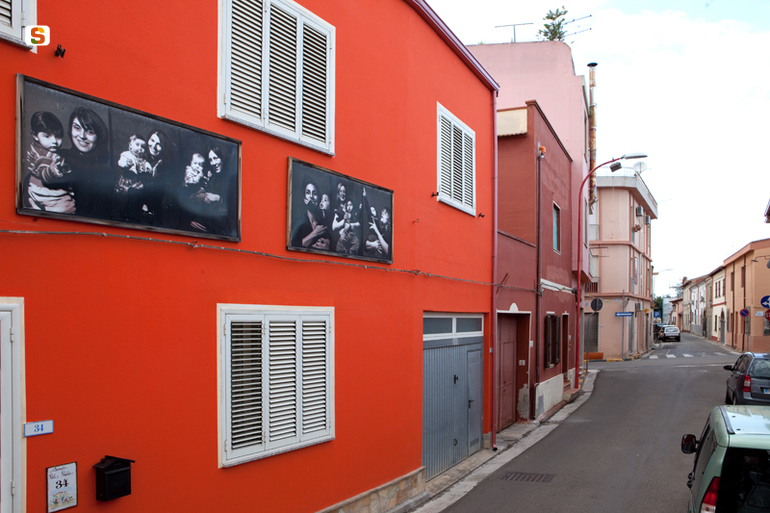 figure femminili con bambini (installazione ambientale) di Kleb Attila (sec. XXI)